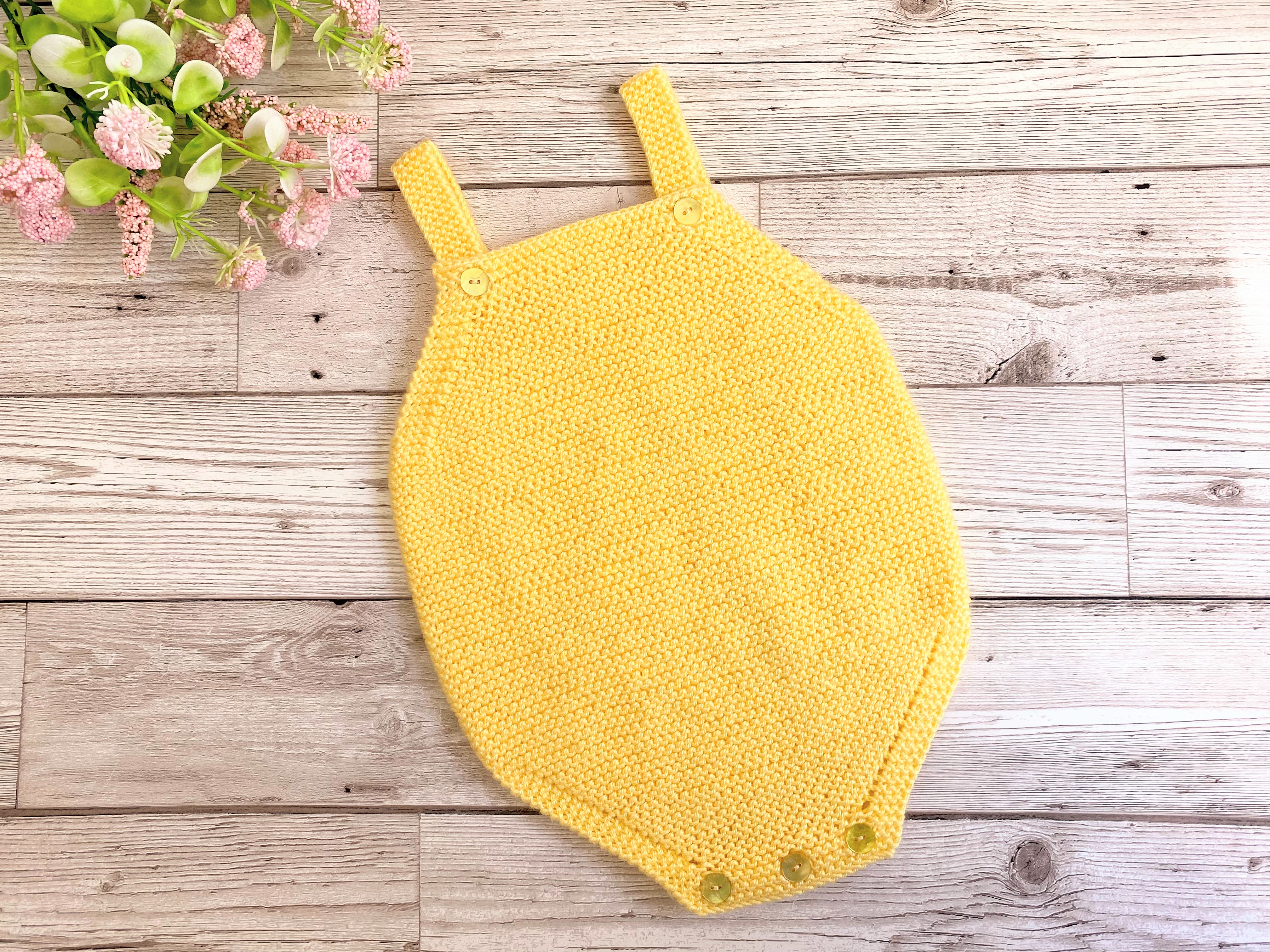 Pelele para bebés Eduardo. Patrón gratis tejido a dos agujas