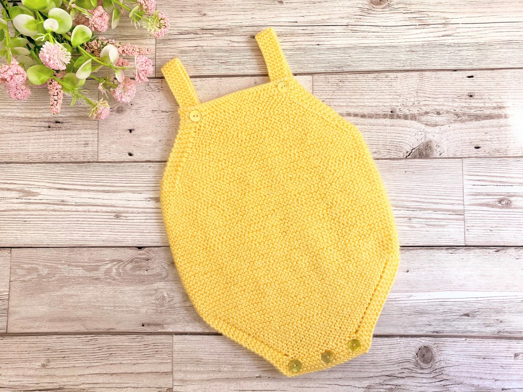 Pelele para bebรฉs Eduardo. Patrรณn gratis tejido a dos agujas