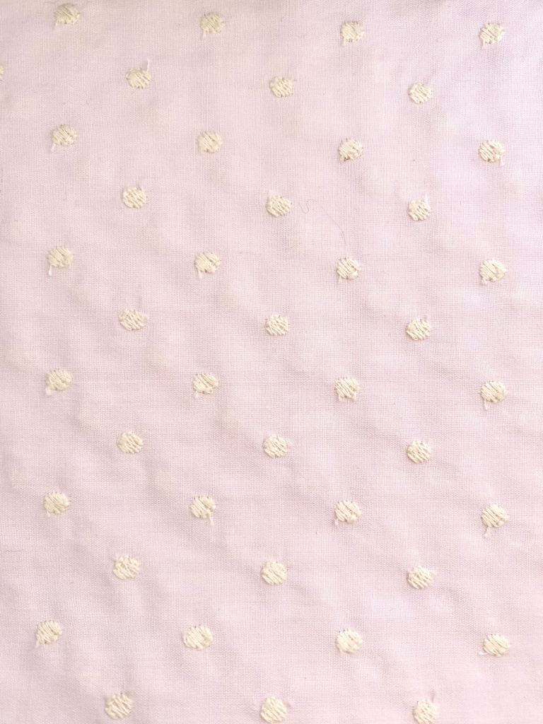 Tela rosa con topos beige