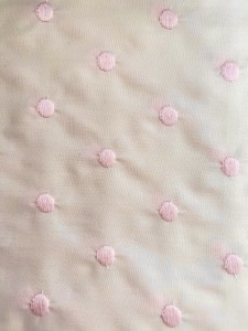 Tela beige con topos rosa grandes