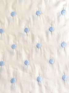 Tela beige con topos azul grandes