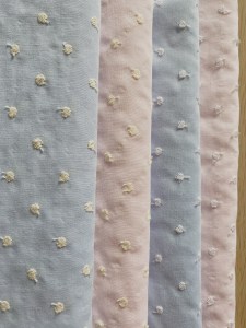 Telas con topos bordados pequeños